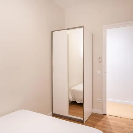 Daire Comfortable 3-bedroom Next To Sagrada Familia, *