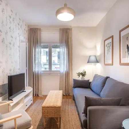 Comfortable 3-bedroom Next To Sagrada Familia,