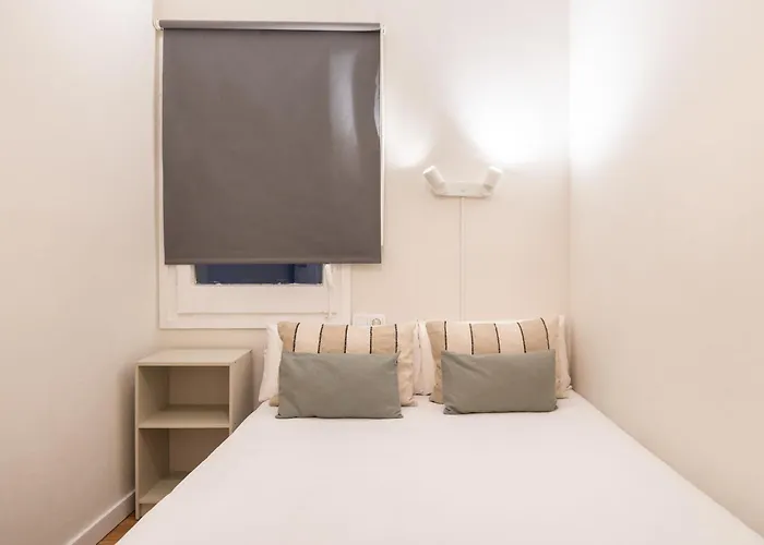 Sagrada Familia 2 Min Away, Spacious 3Br, Barcelona