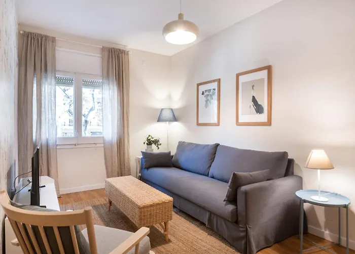 Sagrada Familia 2 Min Away, Spacious 3Br, Barcelona