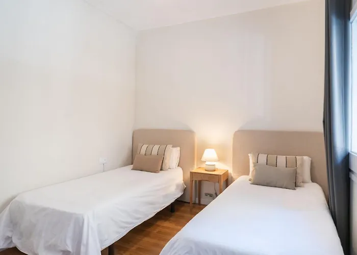 Sagrada Familia 2 Min Away, Spacious 3Br, Barcelona *