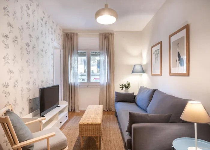 Sagrada Familia 2 Min Away, Spacious 3Br, Barcelona