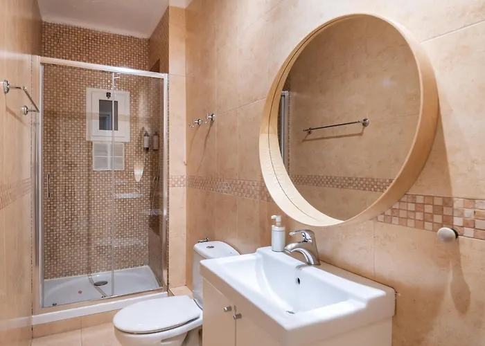 Sagrada Familia 2 Min Away, Spacious 3Br, Barcelona
