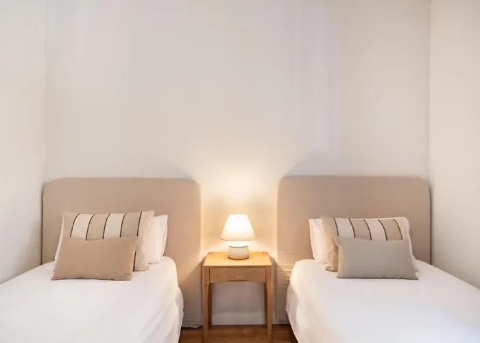 Sagrada Familia 2 Min Away, Spacious 3Br, Barcelona